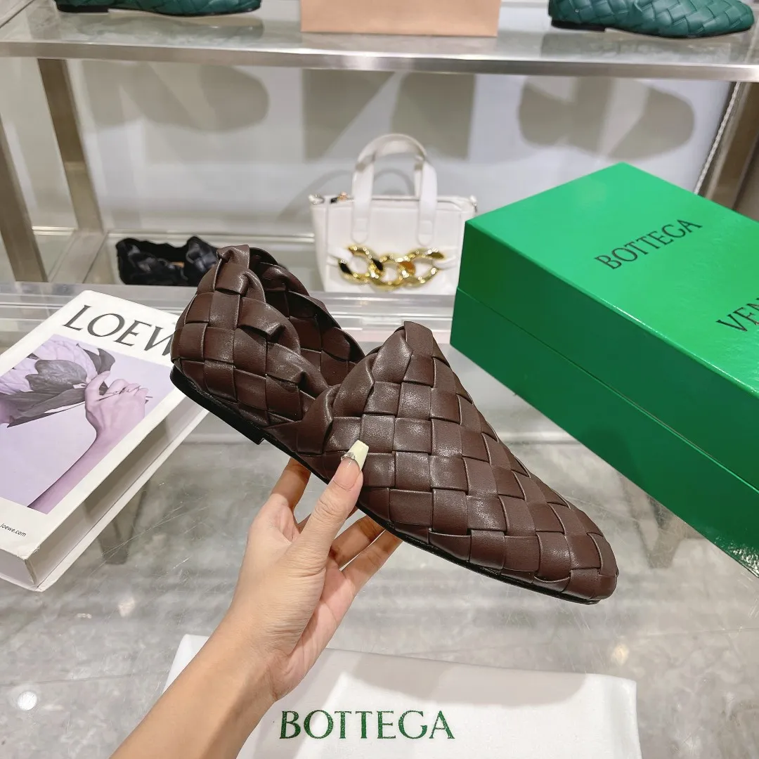 [BV] Top P: 760💰Size for couples: 35-44 (Female, 40, 41, Male 38, 45, custom-made, non-returnable) (Bottega Veneta) Genuine leather outsole, classic woven beanie shoes, two-wear heel set Blessed are the little feet👣👣Comfortable casual shoes that can be worn all year round, made of imported first-layer sheepskin➕fine-quality sheepskin leather, imported sheepskin lining, luxury genuine leather outsole [rose][rose], Bottega Veneta is an Italian luxury brand. Made using traditional Italian leather craftsmanship.